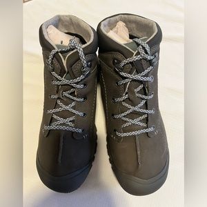 Keen size 9 winter mid waterproof boots